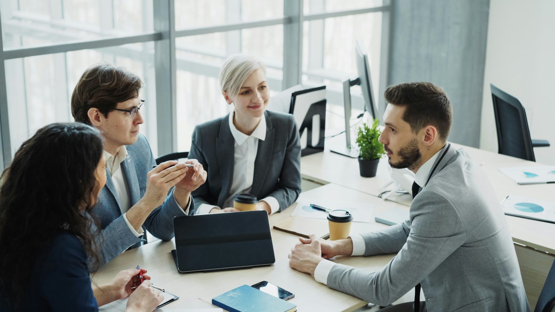 Ein diverses Business-Team arbeitet in einem modernen Büro zusammen.