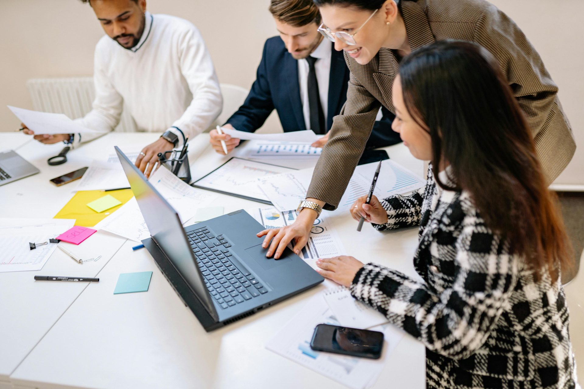 Ein diverses Team arbeitet gemeinsam an einem Projekt in einem modernen Büroumfeld.