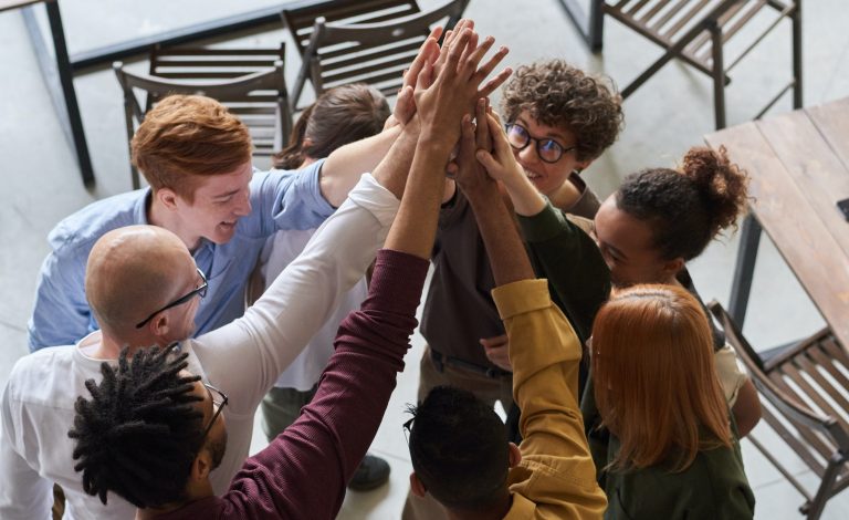 Gruppenspaß mit Handschlag