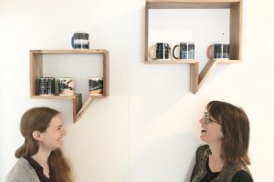 Zwei Frauen mit Tassen