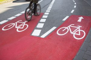 Radweg mit Fahrbahnmarkierung