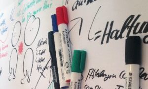 Text und Marker auf Papier