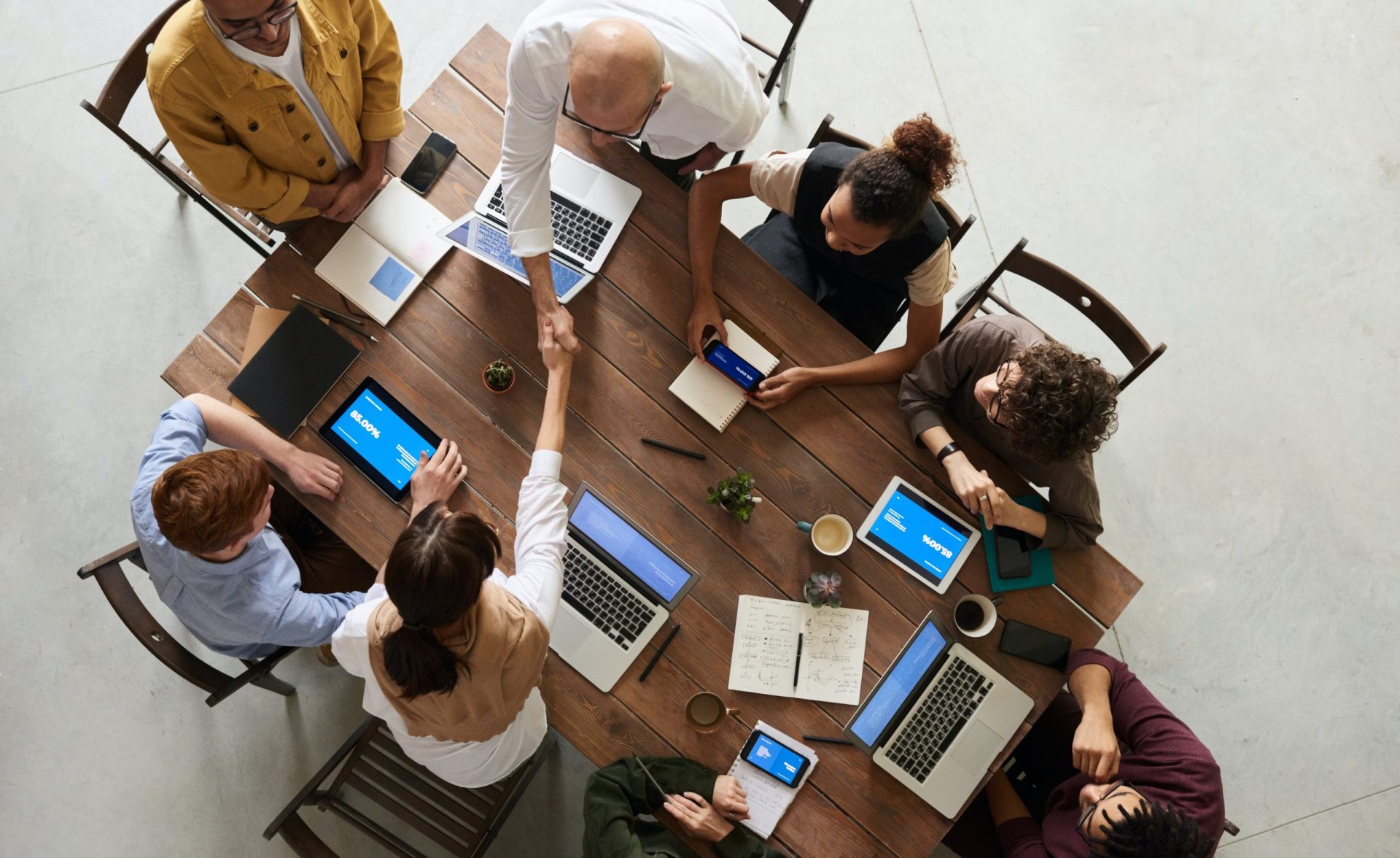 Besprechung am Tisch mit Laptops