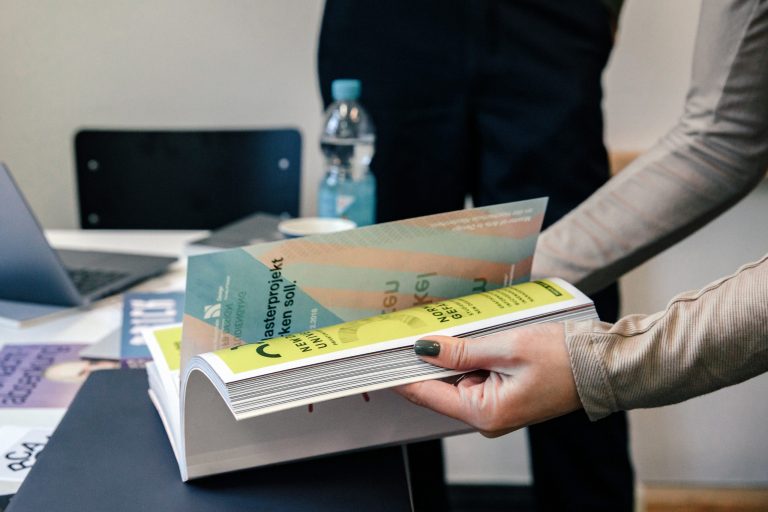 Buch wird umgeschlagen