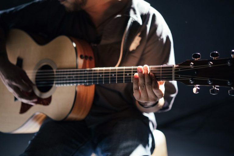 Mann spielt Gitarre im Dunkeln