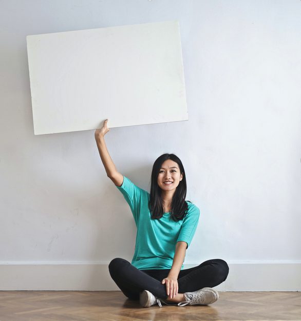 Frau mit leere Tafel