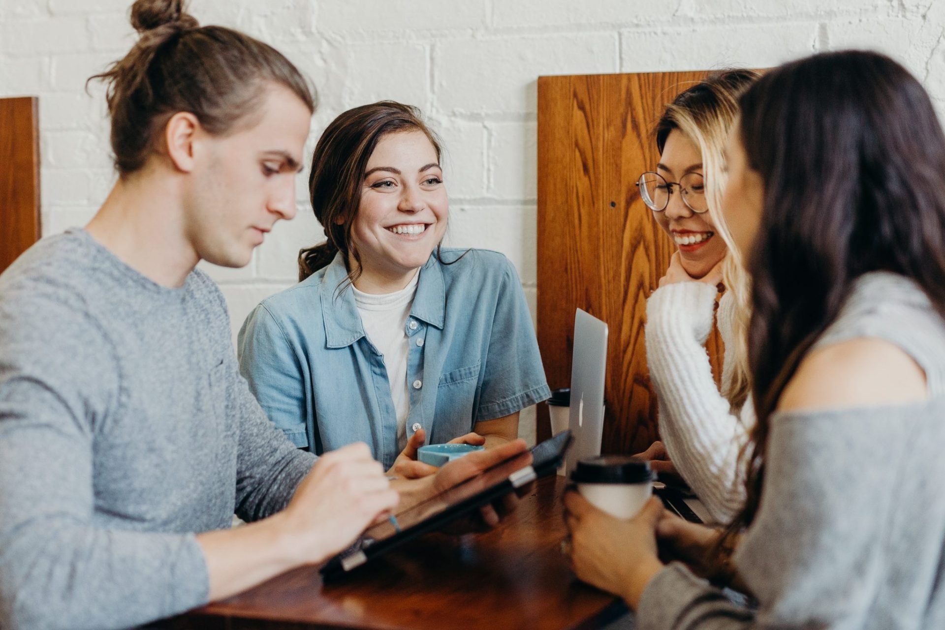 Gruppengespräch in Café Atmosphäre