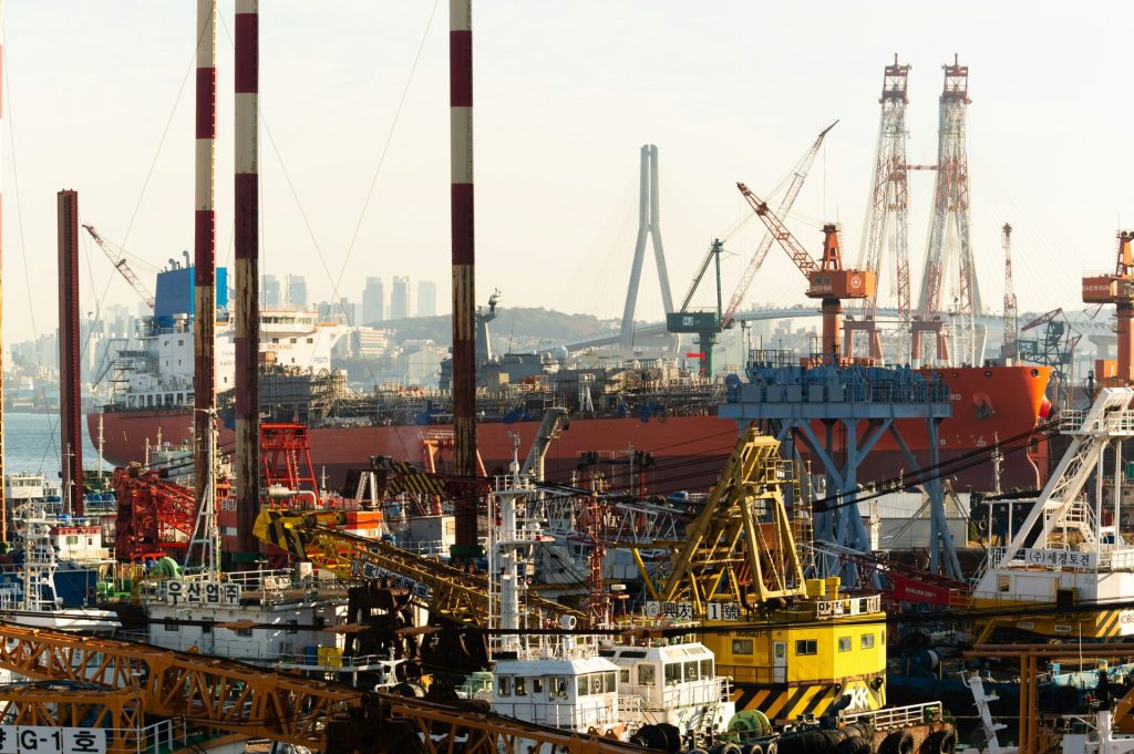 Eine geschäftige Werft mit Schiffen und Kränen im Bau